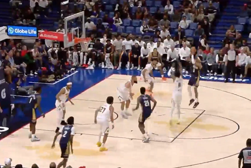 费尔斯中投得分，鹈鹕打破了3分半的运动战得分。