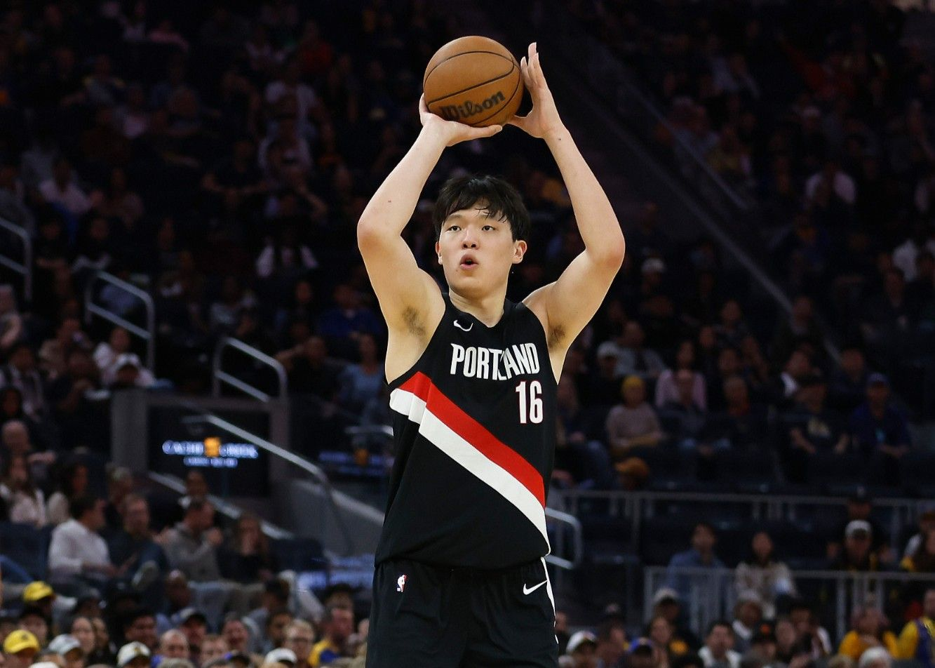 杨瀚森的女朋友更新了社交媒体，在现场观看球，并与开拓者吉祥物互动。