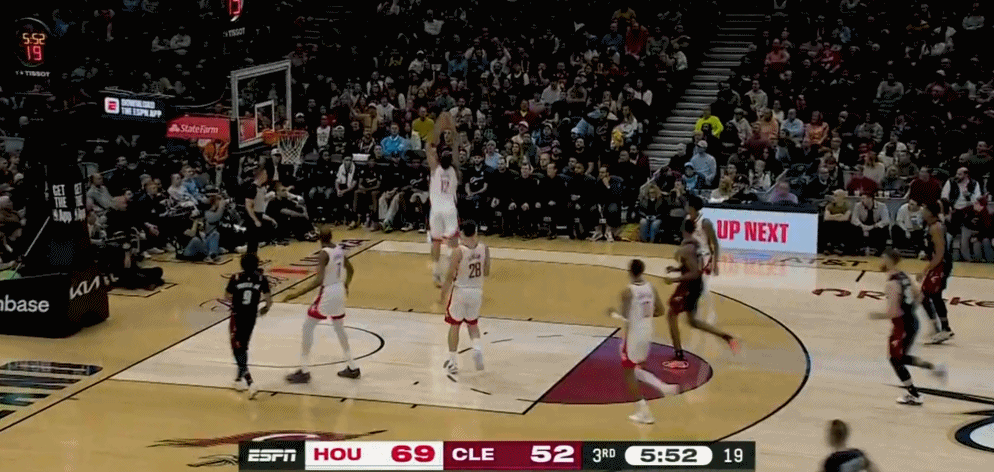 开始反击！鲍尔打了三分，骑士打了8-0攻击波，停止了火箭。