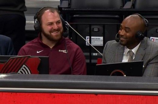 今日非常满意！杨瀚森的开拓者联盟主教练在场边露出灿烂的笑容！