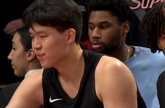 心情很好！杨瀚森第二节轮休时间脸带微笑