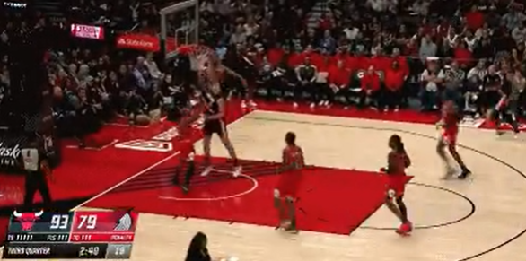 杨瀚森前场1打0没有接稳球，扣篮惨遭血帽。