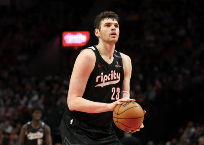 正好持平！目前克林根的防守篮板&进攻篮板都是75个。