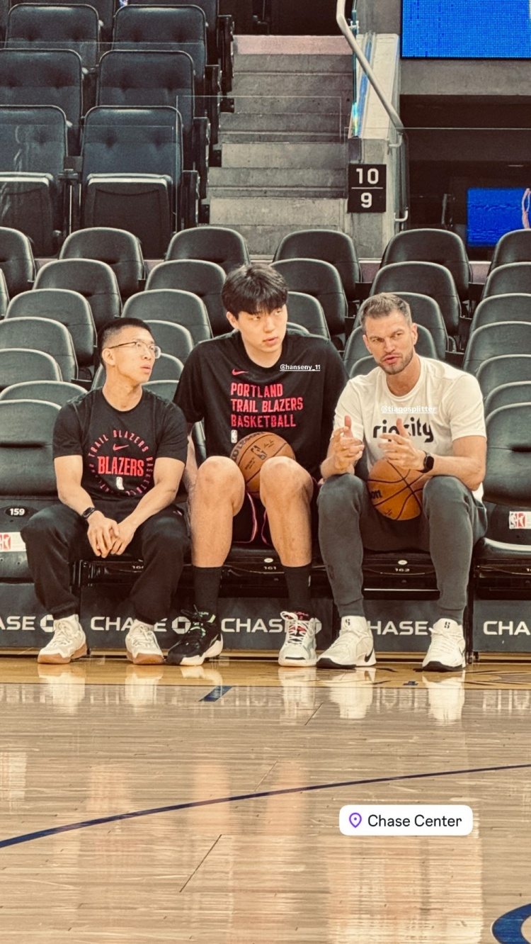 今天的季前赛首秀！赛前，杨瀚森认真接受助教斯普利特的指导