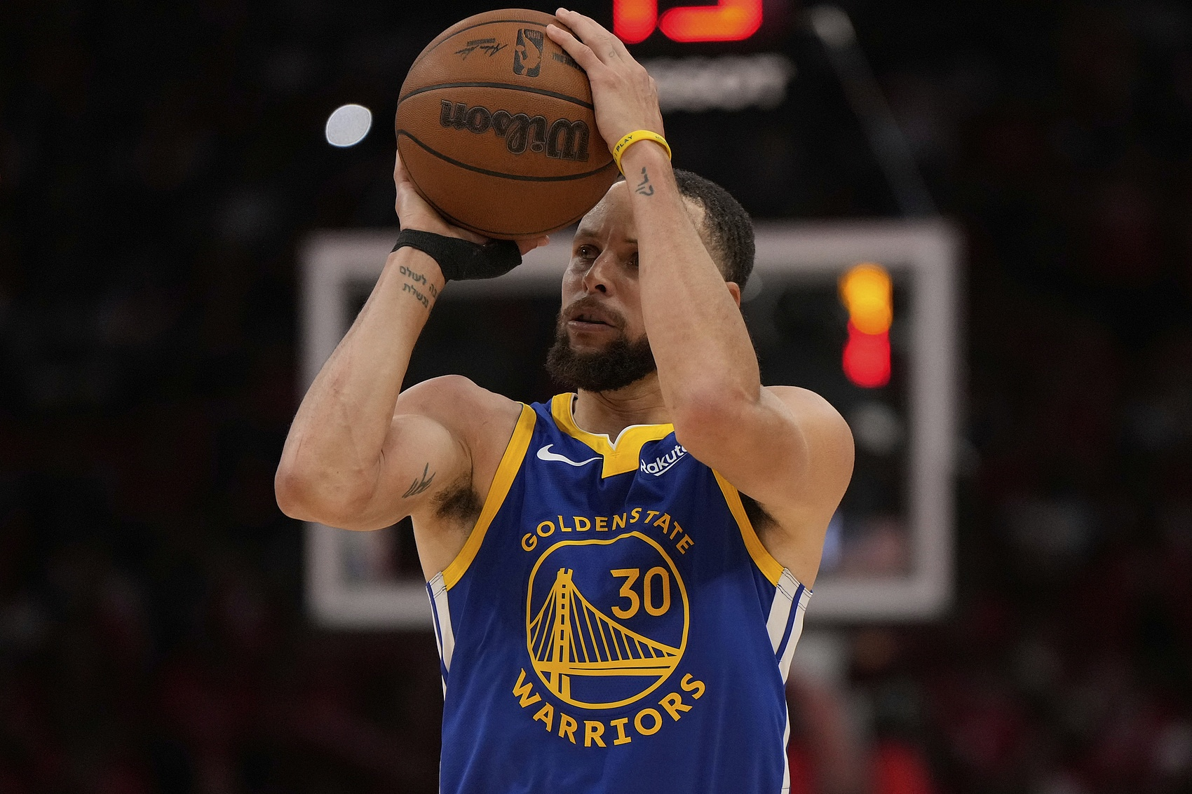 如果森林狼让戈贝尔防止霍福德，贝弗利： 那么库里每场比赛可以进10个三分球。