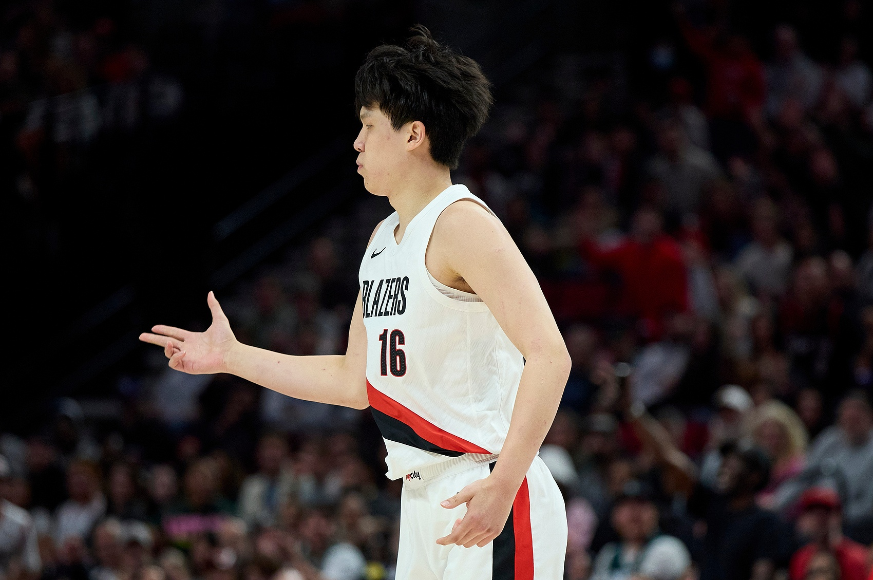 嘿嘿嘿嘿！在季前赛中，杨瀚森平均每场5.5次犯规。 高居联盟第一！