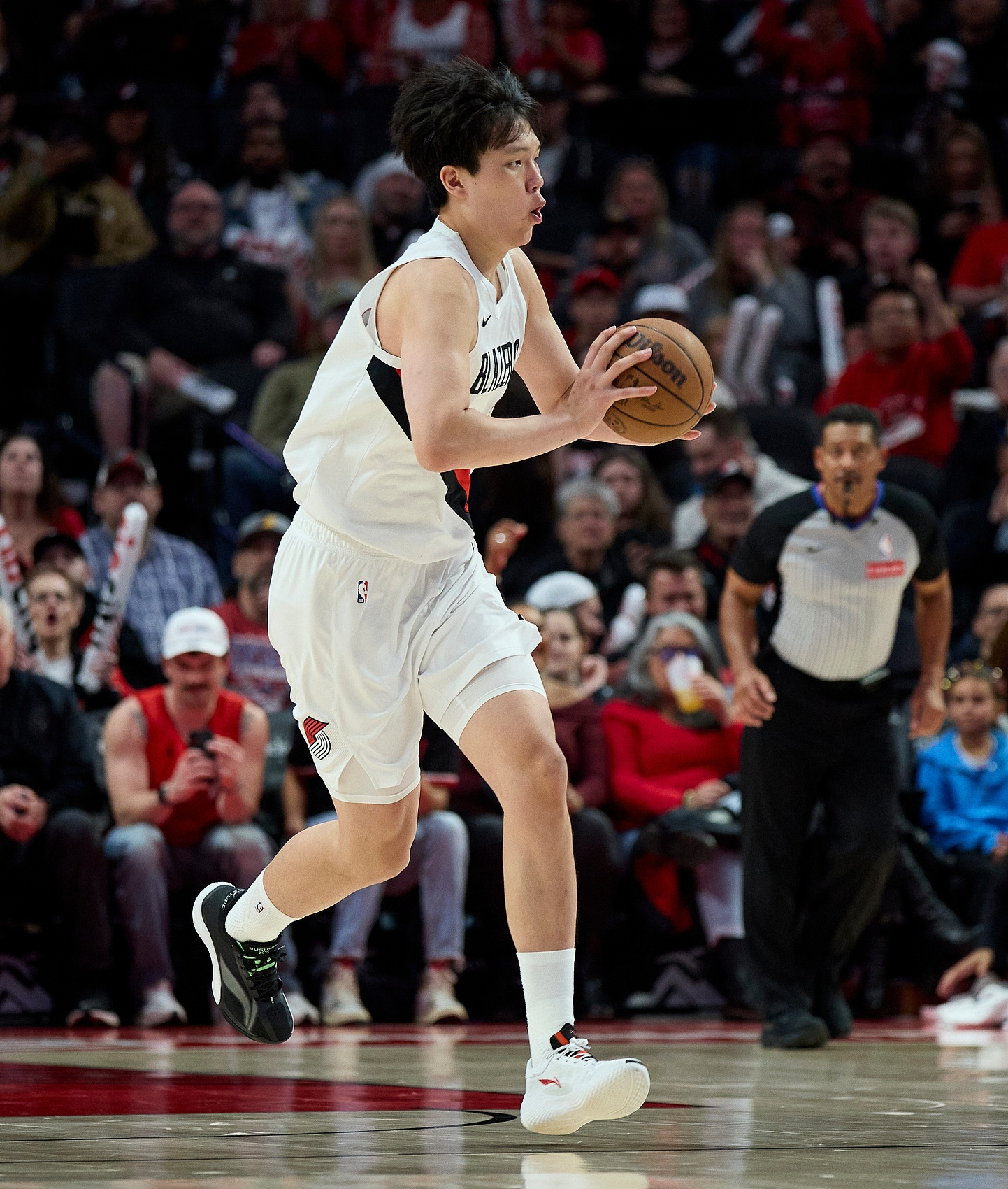 怎样改善杨瀚森在空位接不到球？比卢普斯：我会让他组织更多的攻击。