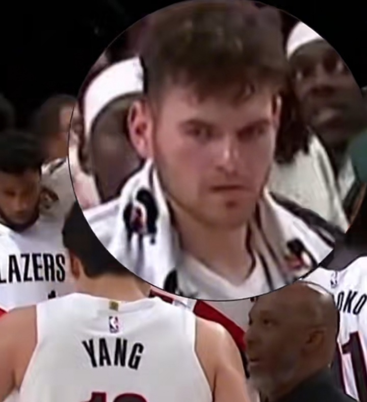 在暂停时，比卢普斯单独指导杨瀚森 旁边的克林根这个小小的表情亮了。🤣