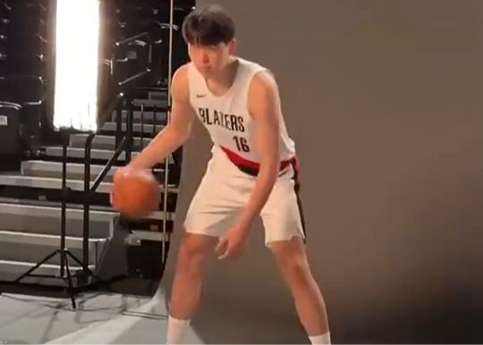 职业生涯第一个媒体日!NBA官方晒杨瀚森运球视频