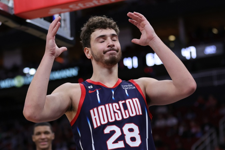 35+5+5+2断，申京赛季35+5+5记三分 与杰伦-布朗&库里比肩。