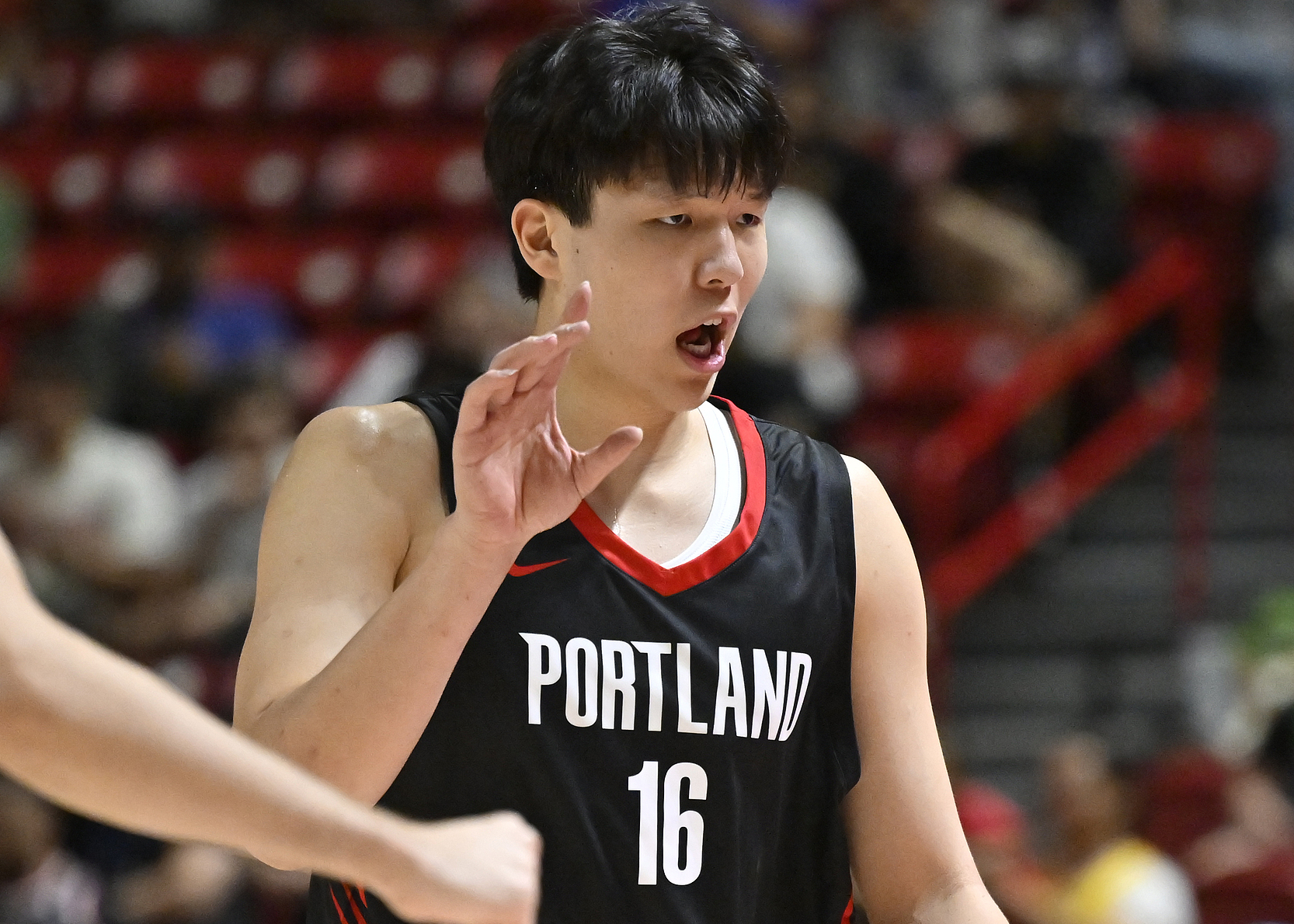 在NBA季前赛中，杨瀚森首秀6犯离场，CBA首秀6犯离场。