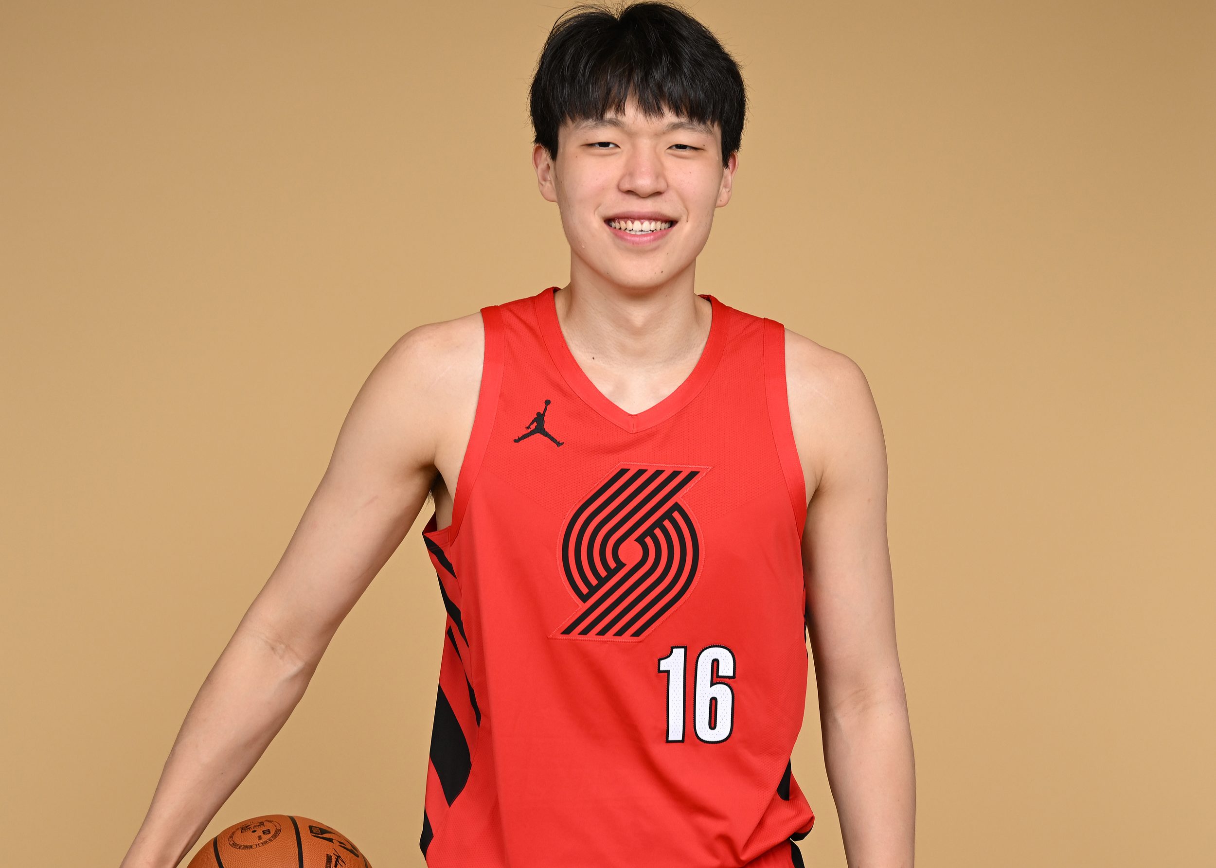 媒体人：杨瀚森首秀绝非一无是处，掩护堪称亮点之一。