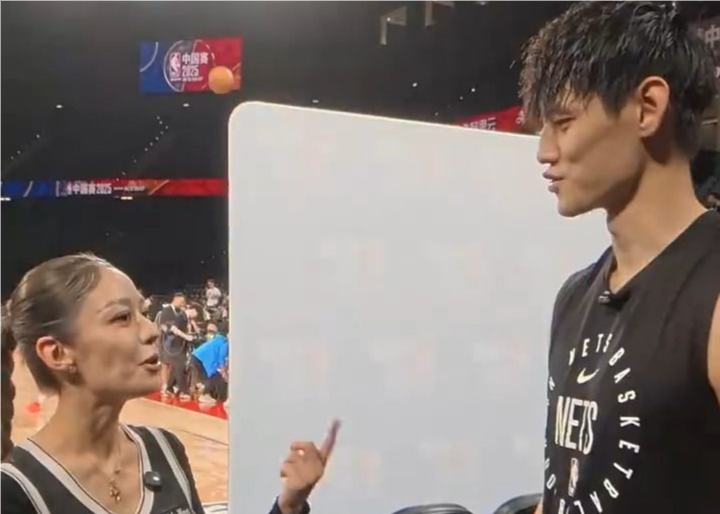 郎朗太太吉娜赛前与曾凡博互动：太高了，脖子抬得都僵住了