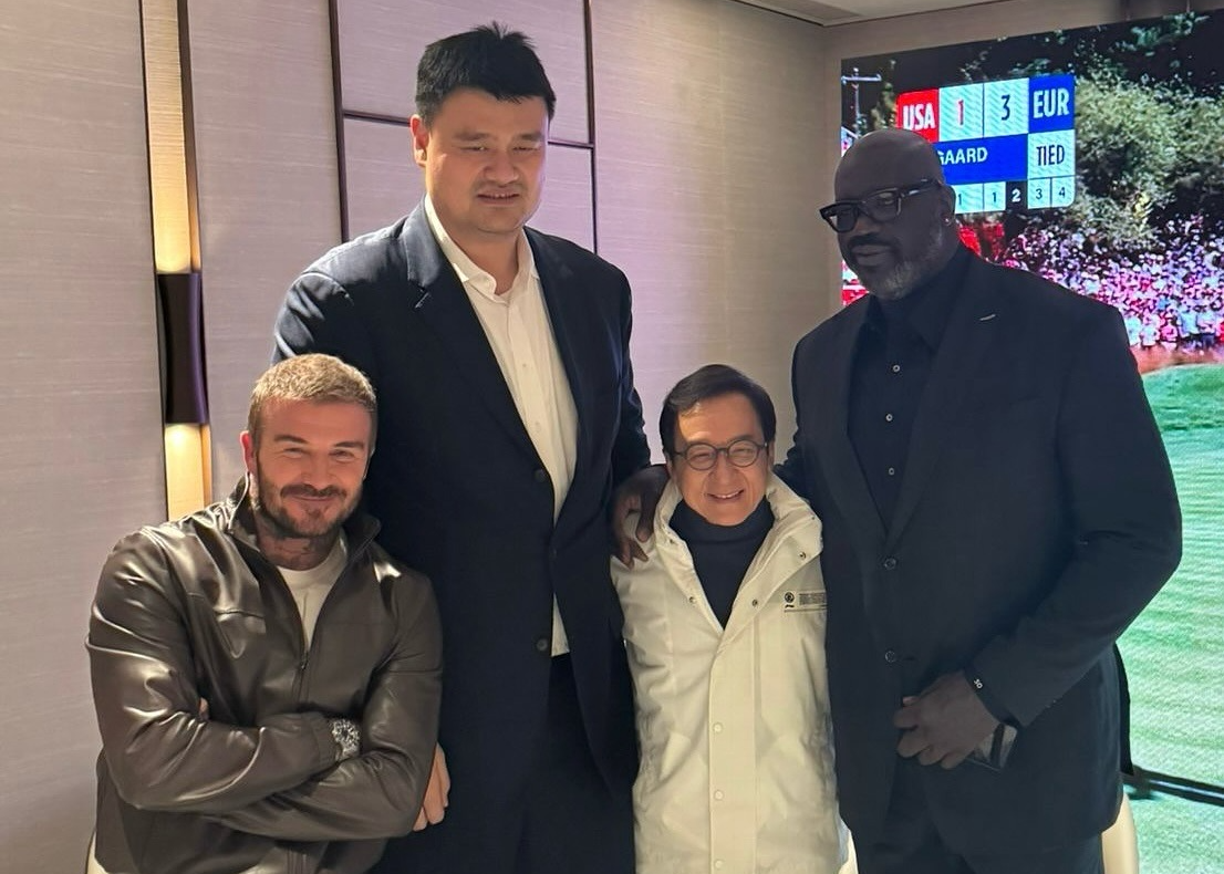 与成龙&姚明&奥尼尔合影的贝克汉姆社媒：与三位传奇会面