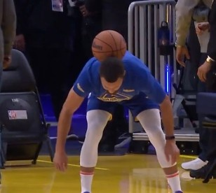 库里大秀的足球技巧脖子接球 logo shot稳定地命中