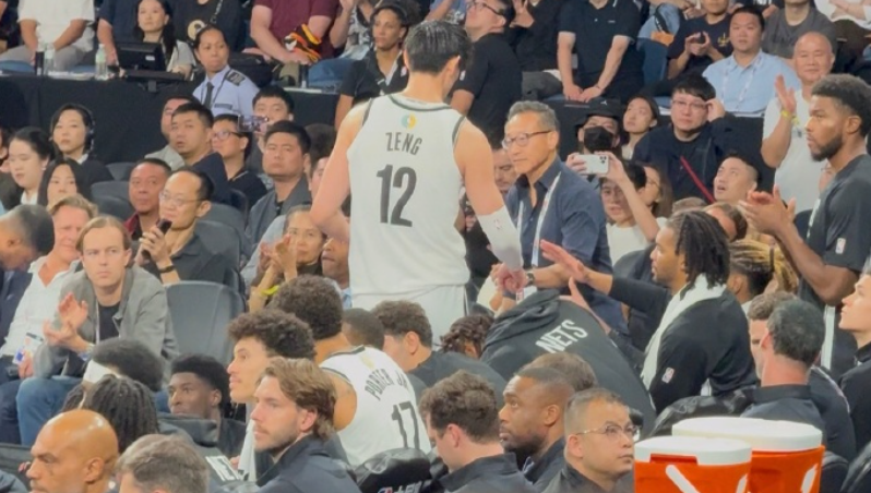媒体人：曾凡博下场时蔡老板与他击掌鼓励，嘱咐教练多给机会
