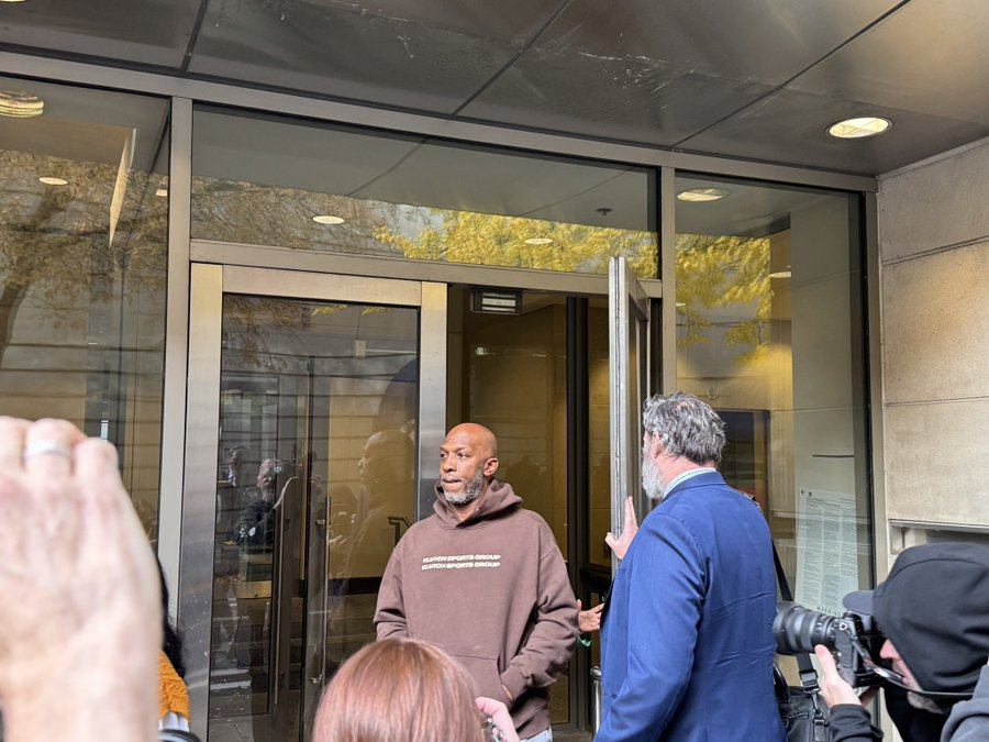 美记：比卢普斯在听证会结束后离开，没有透露任何内容。