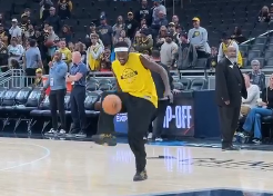 惊人的运动天赋！西亚卡姆在赛前训练中玩了一整套足球花。