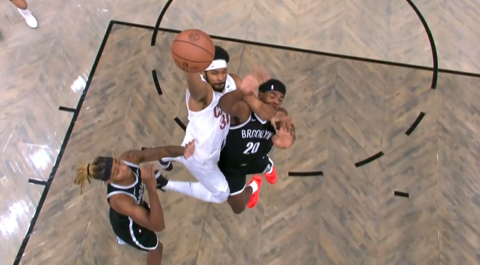 火烧天！阿伦自己持球杀内线，扛着两人单臂暴扣。