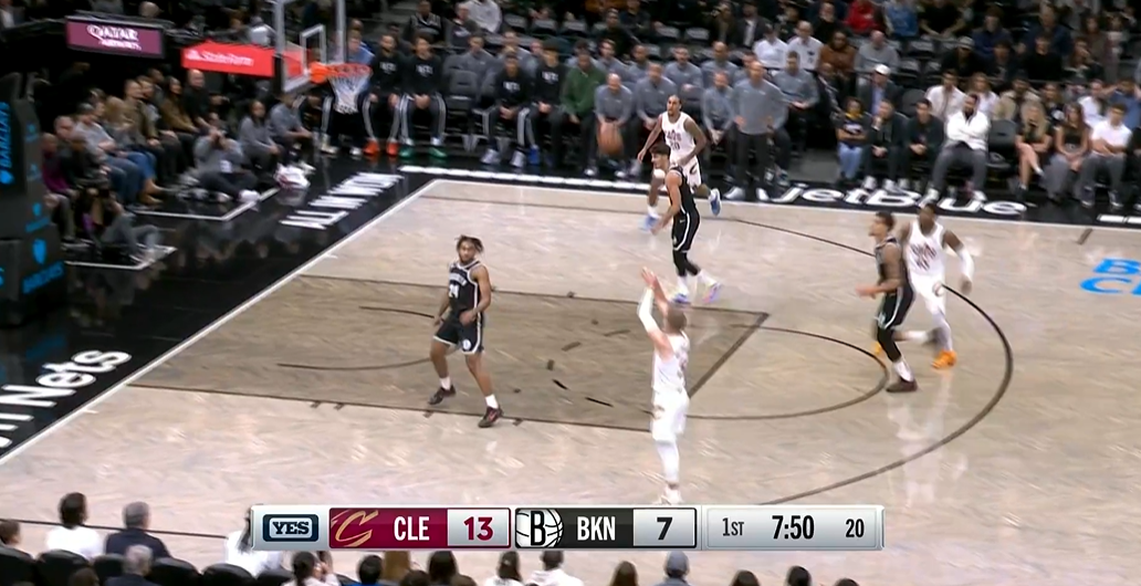 篮球开场失误不断，骑士队16-7强势开场停止对手。