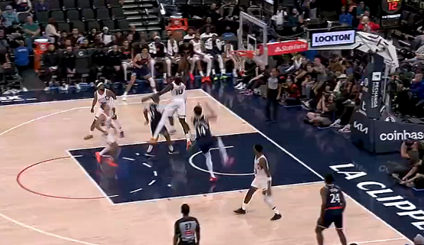 带年轻人！保罗高抛助攻队友完成空接暴扣