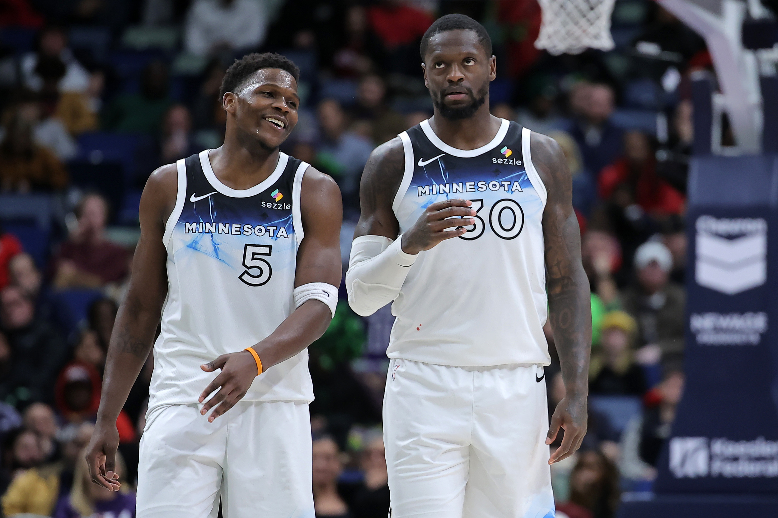 有限的队友帮助！爱德华兹&兰德尔共砍57分。