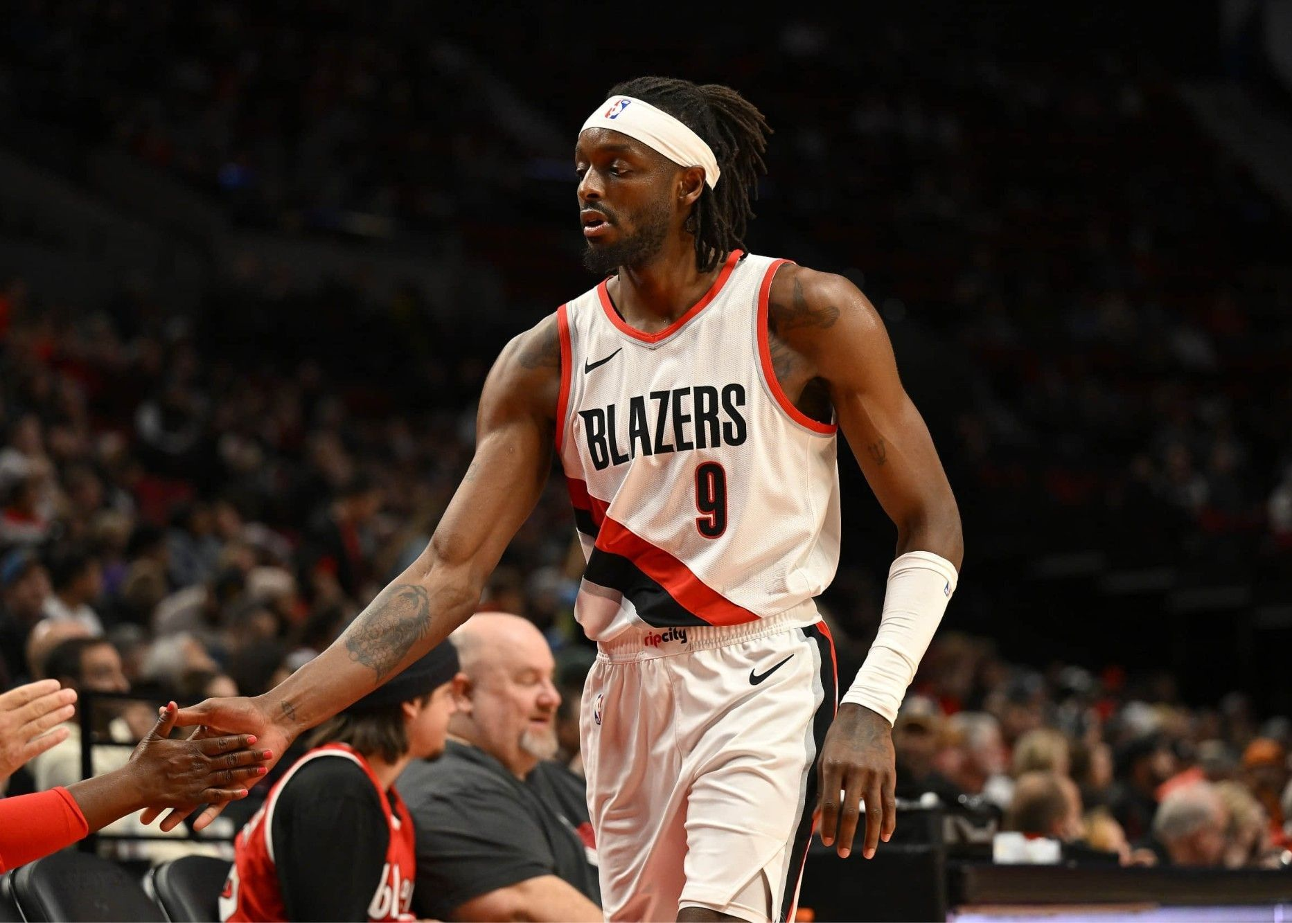 格兰特和阿夫迪亚同时得分20+，带领球队打出高效进攻，迎来首胜。