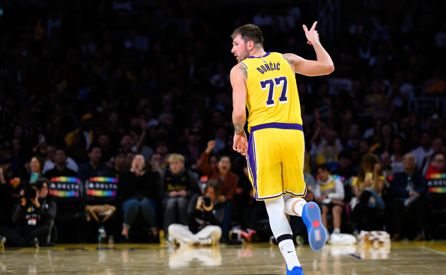 东契奇在两场比赛中砍下92分，连续两场40+10+5历史第一人。