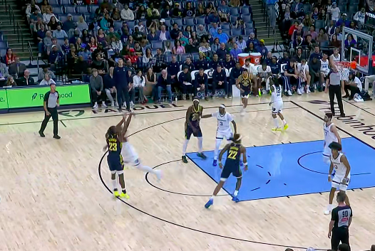 内史密斯三分两连击，个人连续8分带领球队缩小分差。