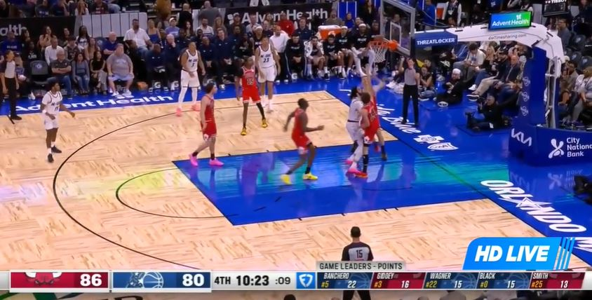 犯规困扰！布泽利斯在比塔泽上篮犯规&后者已经第五次犯规。