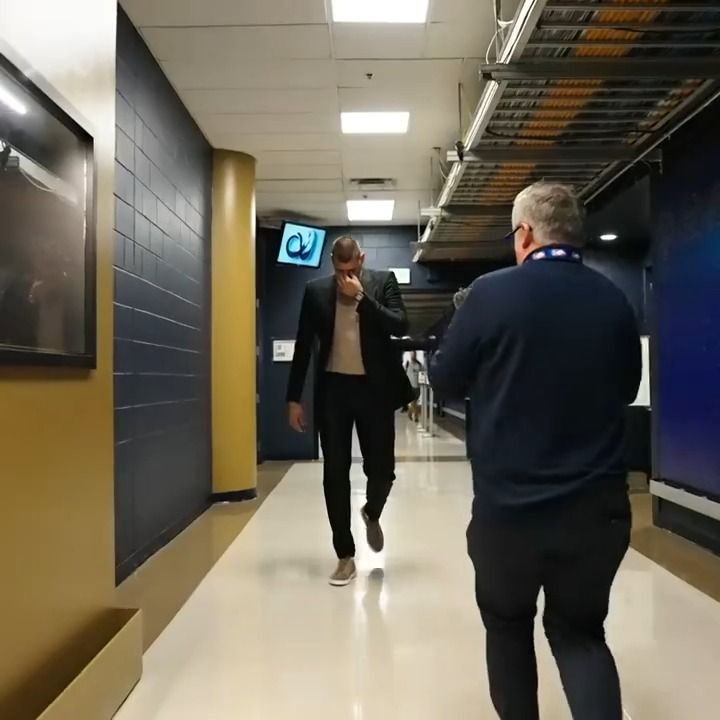 📸掘金官方媒体晒约基奇进入球场备战：西服大佬气质十足