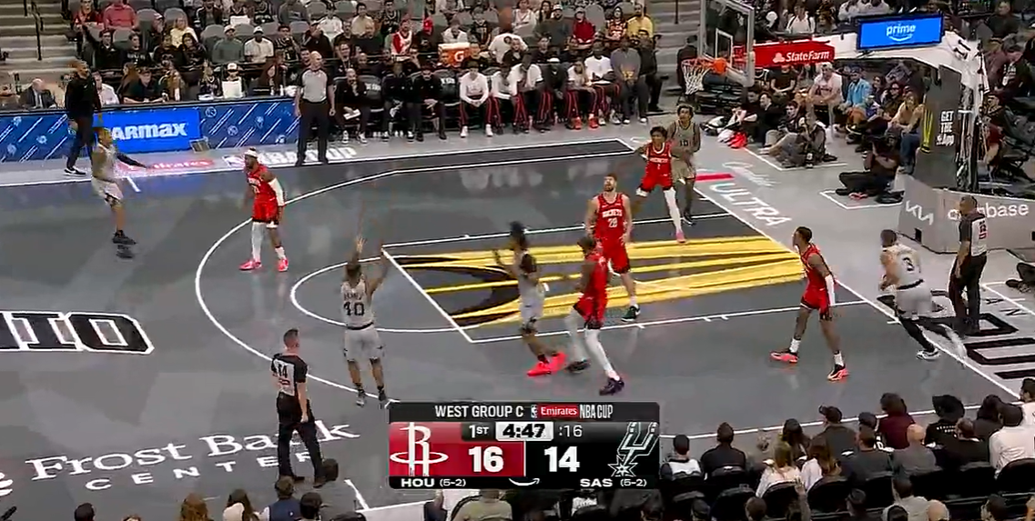 巴恩斯连中两个三分球，马刺瞬间超越火箭。