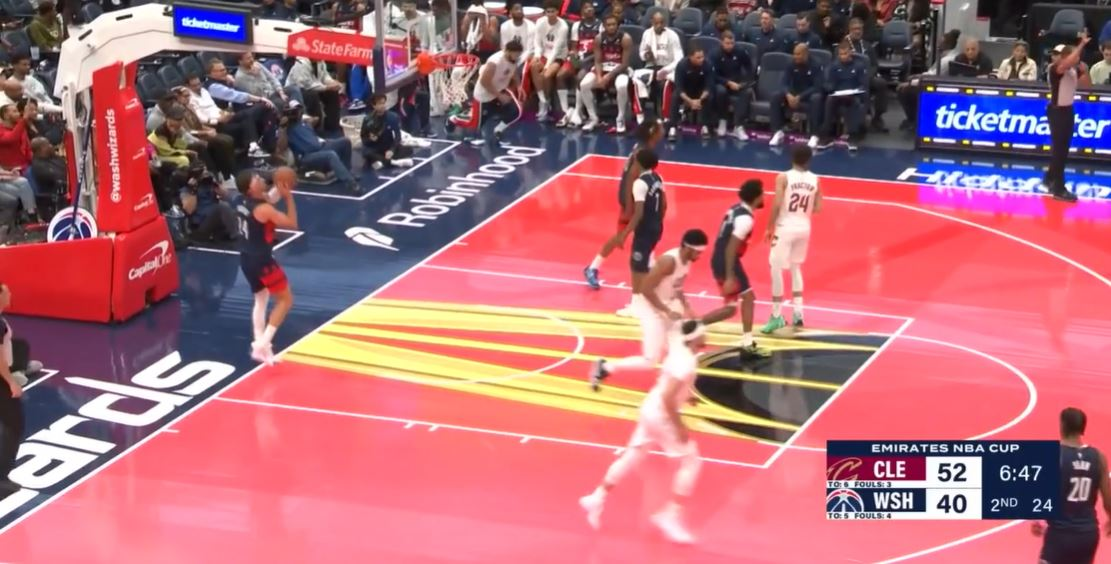 准确！梅里尔里突外投连得5分再次射停奇才，个人目前5投5中。