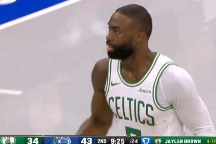 追上来了！布朗中投连中+怀特反击成功，绿军追到只差7分。