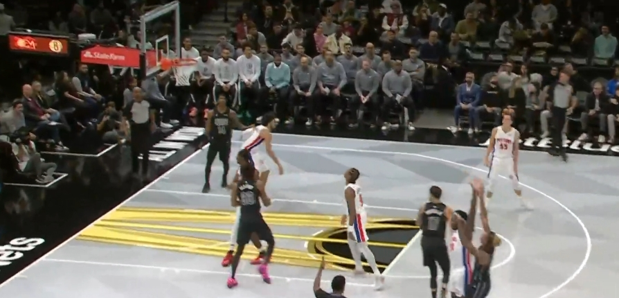 感觉爆棚！在克洛尼的开局中，连续4个三分球，助篮网建立8分领先。