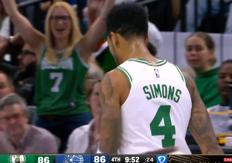 再次追平！小西蒙斯连续两记三分，绿军和魔术86平方米