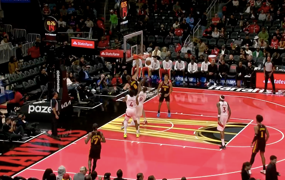 无视防守！在巴雷特面前，波尔津吉斯完成了单手劈扣