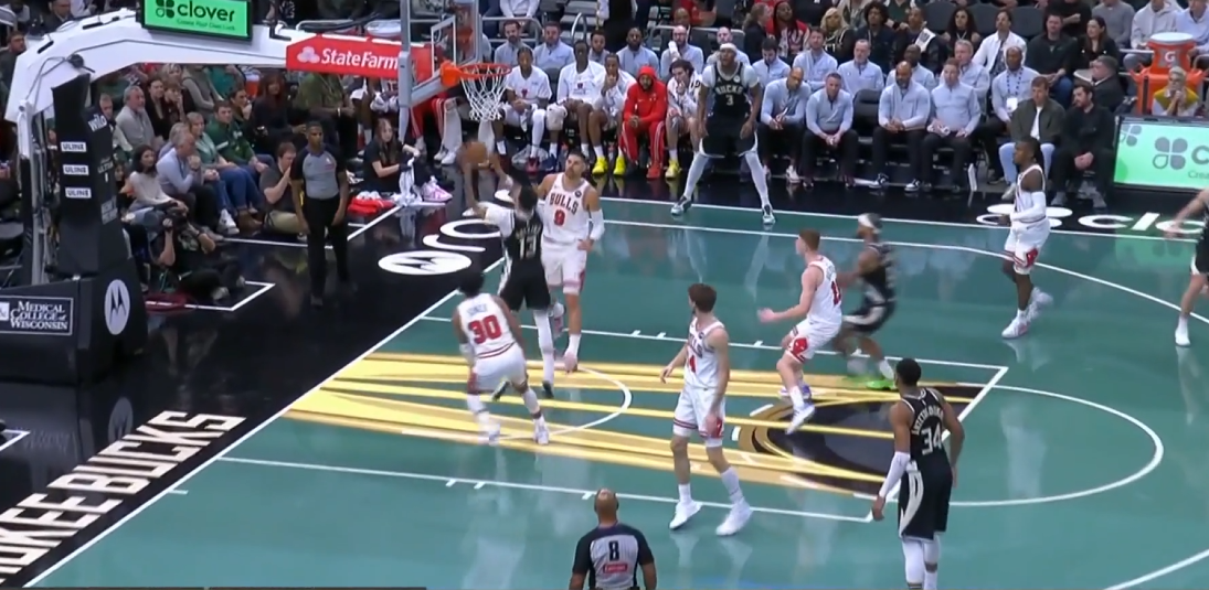 罗林斯第一次没有上篮，但是补篮命中，帮助雄鹿领先公牛6分。