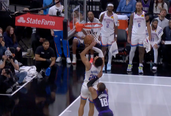 危险行动！威少追着推倒米切尔，裁判回放吹罚一级恶意犯规。