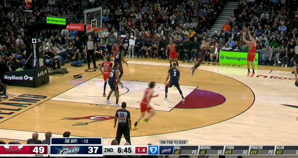 赫尔特和史密斯连续三分，公牛领先15分。