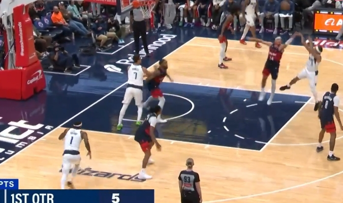 威廉姆斯优雅的后仰跳投命中，独行侠节结束时唤回手感，紧跟比分。