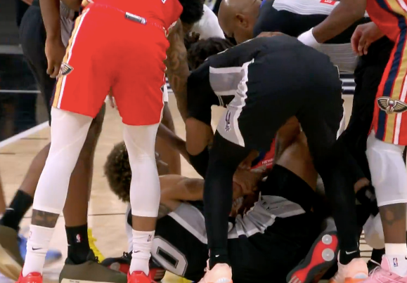 有点火药味！索汉与费尔斯争夺地板球纠缠在一起