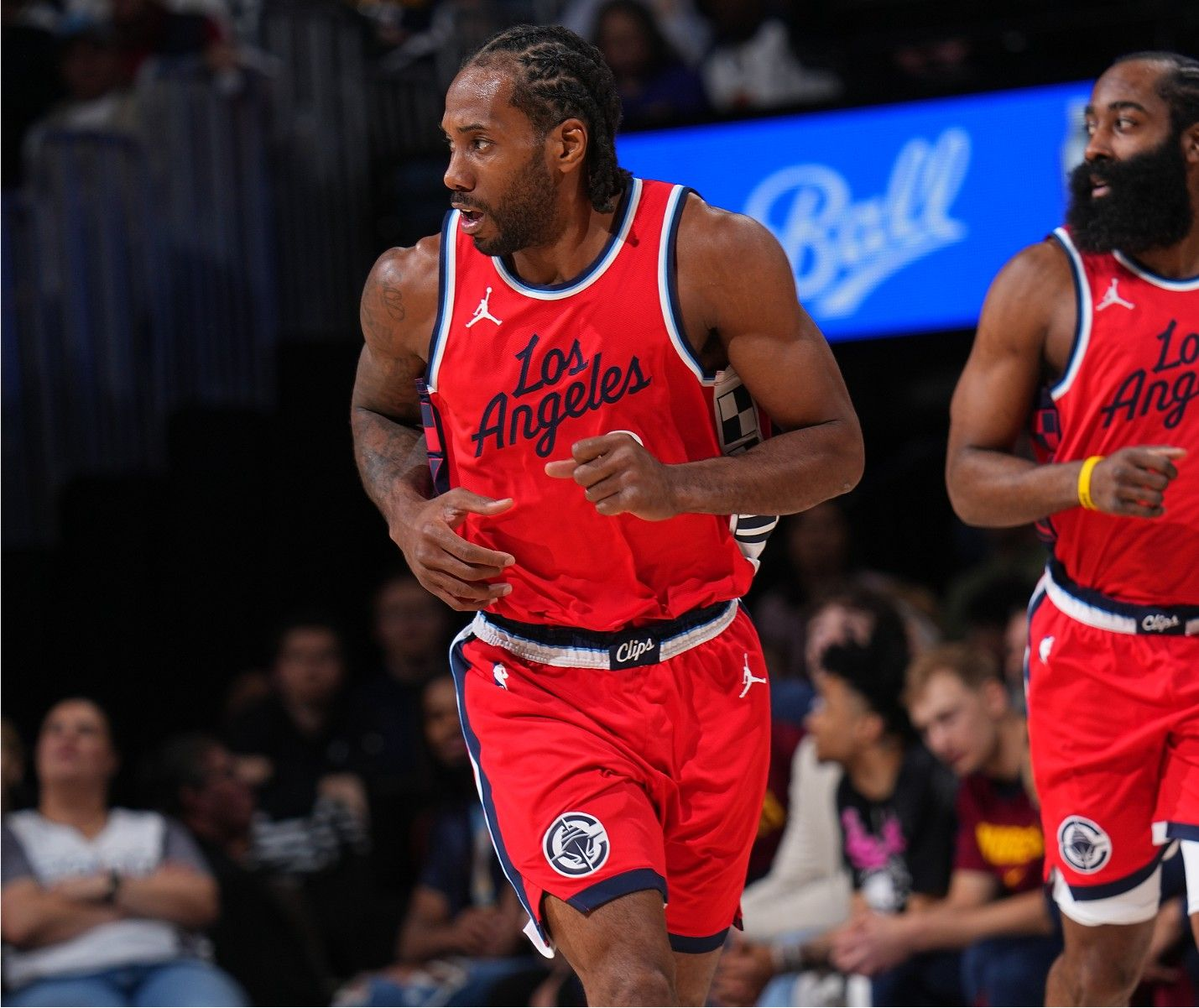 快船教练泰伦·卢：伦纳德因为脚踝扭伤而缺席了一些比赛。