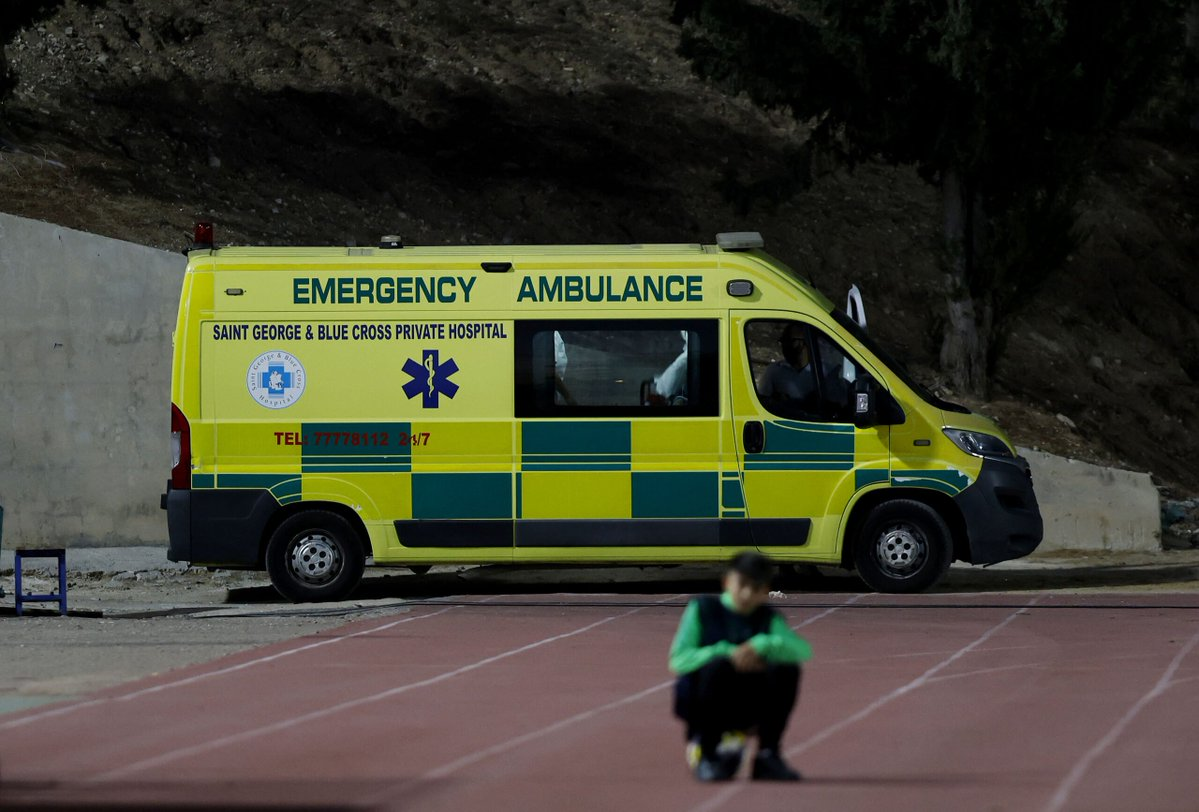 塞浦甲球员因重伤被抬进救护车，但由于奇怪的情况被困在车内，无法离开。