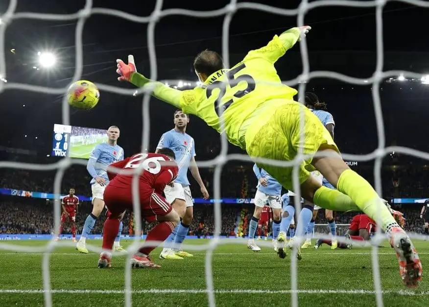 TA：利物浦认为范戴克的进球应该是有效的，已经向裁判提出了质疑。