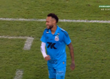 内马尔从中圈回到禁区，防止开球，但是队友还是选择了长传。