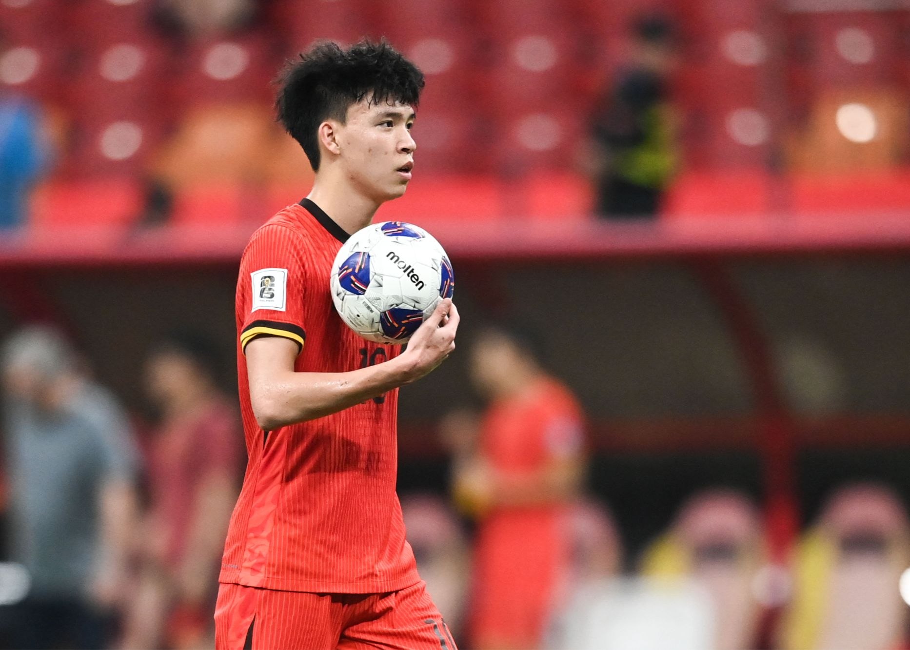 记者：王钰栋因身体疲劳返回杭州，无缘熊猫杯&多名球员伤退。