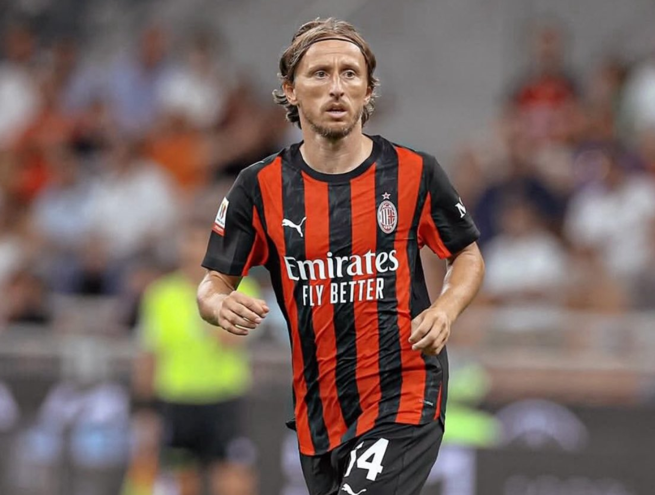 斯基拉：米兰倾向于激活魔笛续约条款，将合同延长至2027年