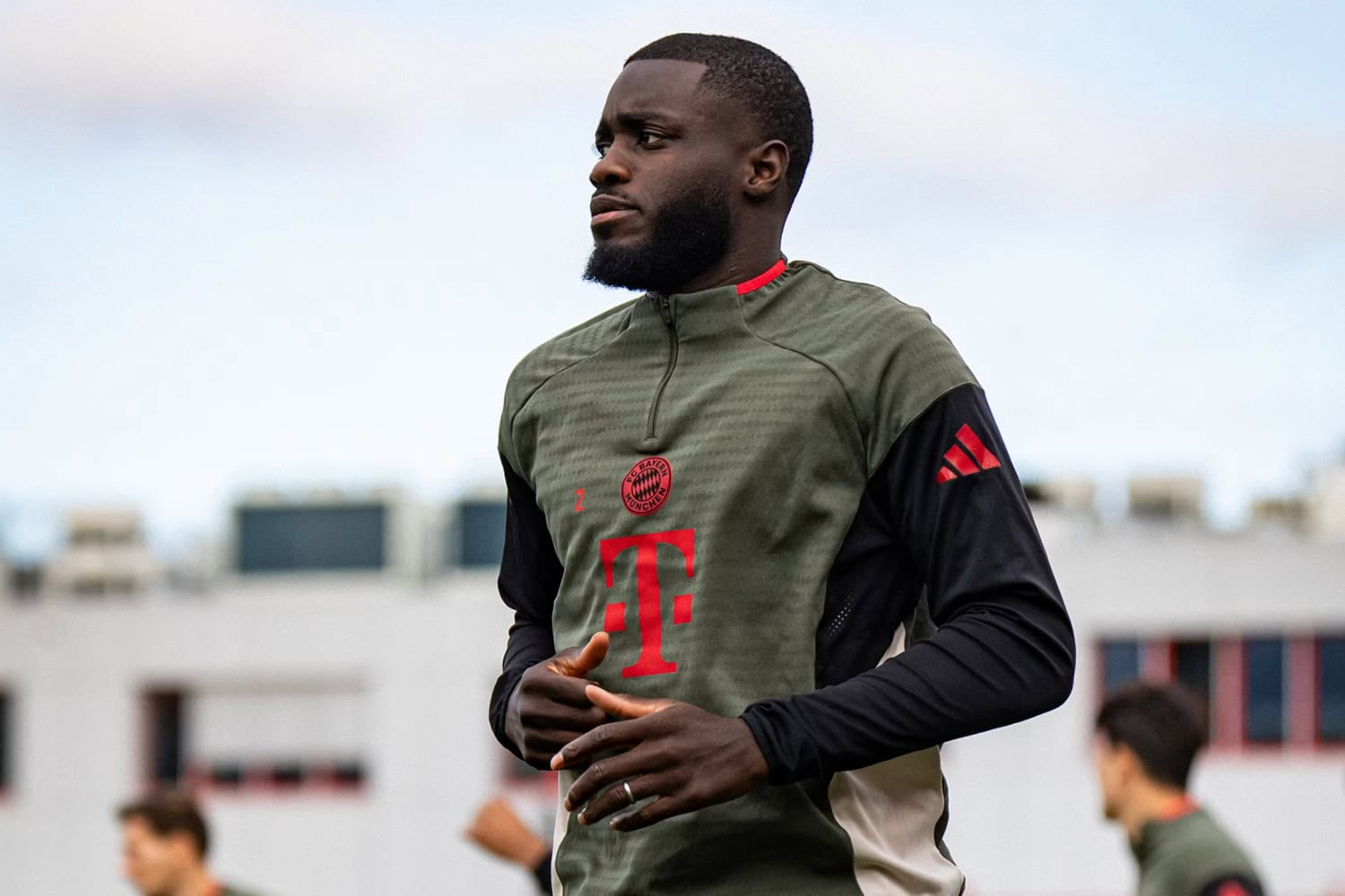 名称：巴黎考虑加入帕梅卡诺争夺战，拜仁仍未达成续约协议。