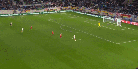 在禁区内，萨内单刀突入停球抽射死角，球击中横梁飞出看台。